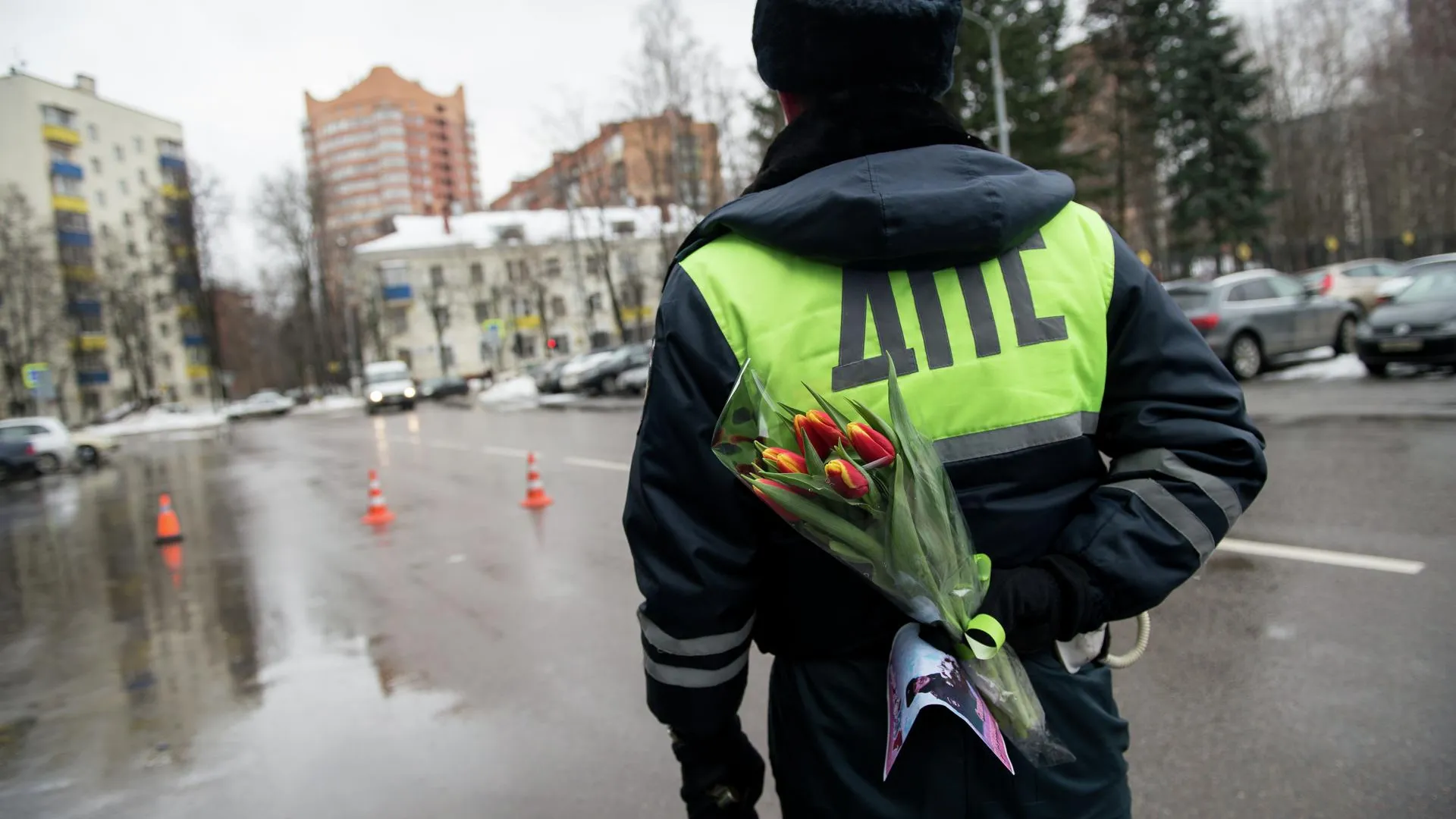 Сотрудники ГИБДД Балашихи вручили более 30 букетов женщинам‑автолюбителям округа
