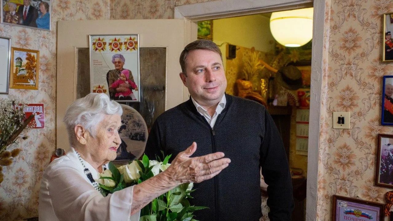 Глава Подольска Дмитрий Жариков поздравил ветерана ВОВ с 98‑летием