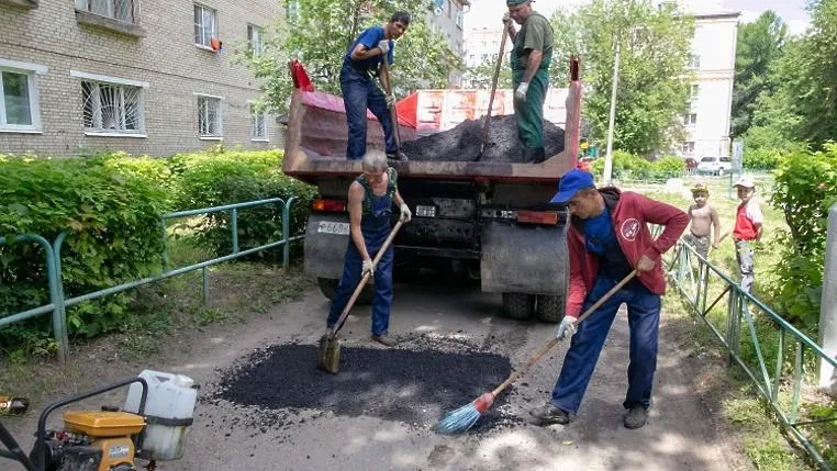 Некачественную укладку асфальта выявили в микрорайоне Подольска