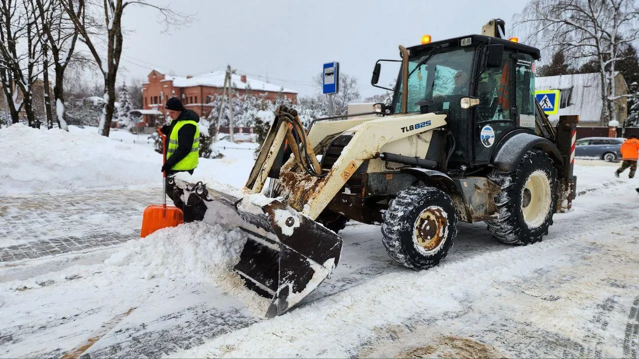 Стало известно, сколько единиц техники и дворников убирают снег в Подмосковье