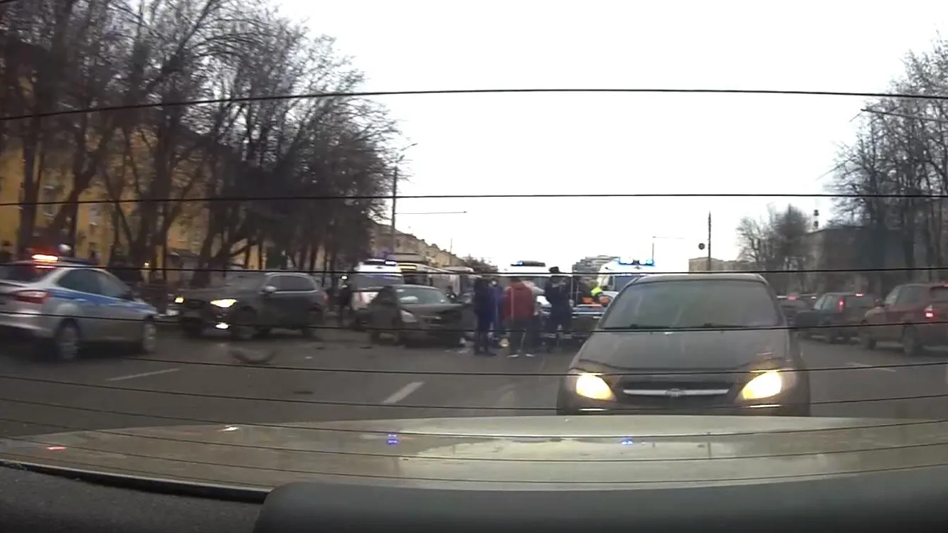 Автолюбитель из Подольска устроил тройное ДТП и попал в больницу