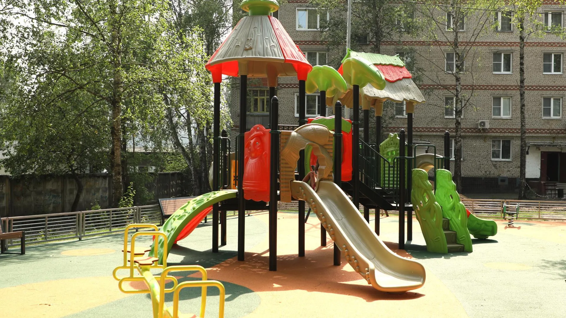 В Наро-Фоминске установили новую детскую площадку и благоустроивают двор