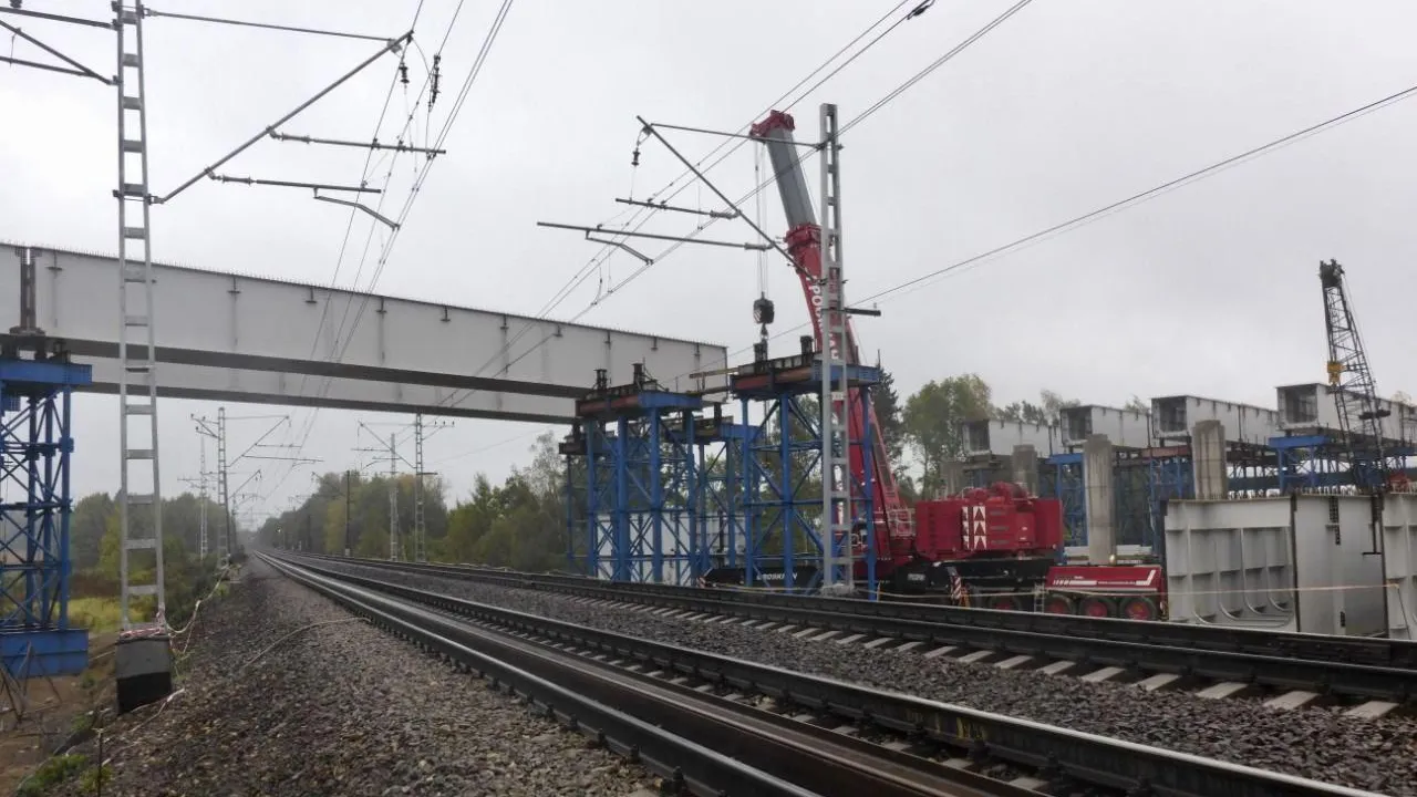 Пролетное строение путепровода начали монтировать на Северном обходе Лобни