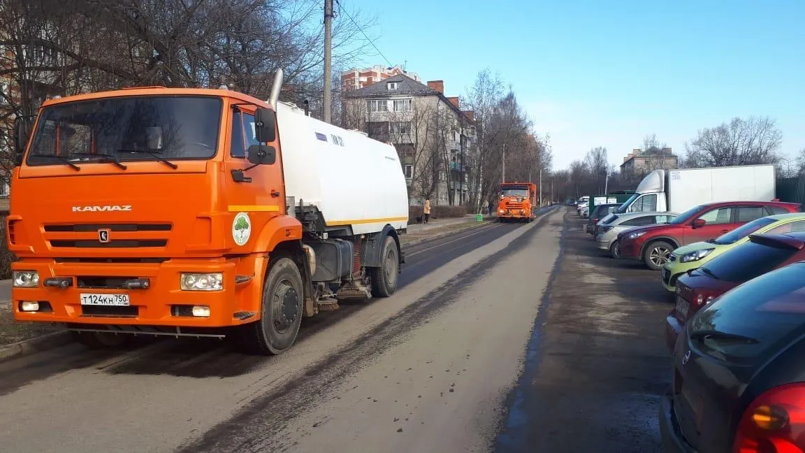 Подрядчики приступили к уборке улиц и проезжих частей автодорог в Подольске