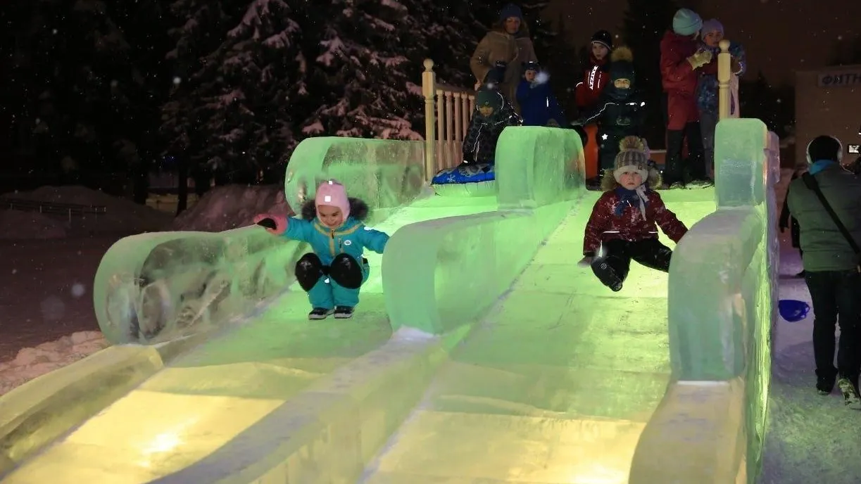 В Долгопрудном начали строить ледовый городок на площади Собина