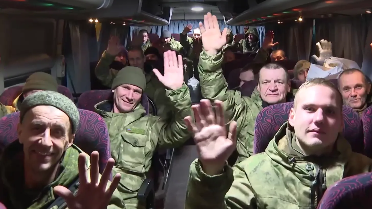 Освобожденных из украинского плена российских военных доставили в Москву