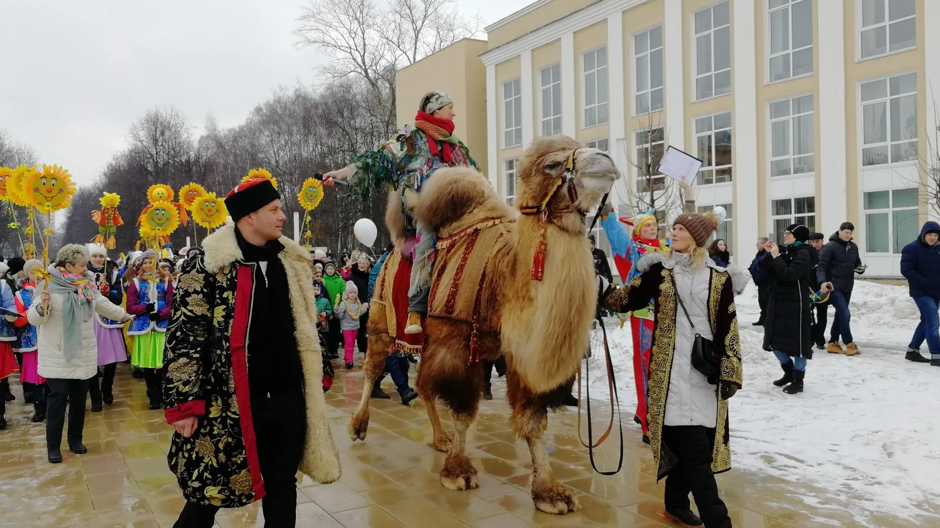 Праздничное шествие с верблюдом прошло на Масленицу в Королеве