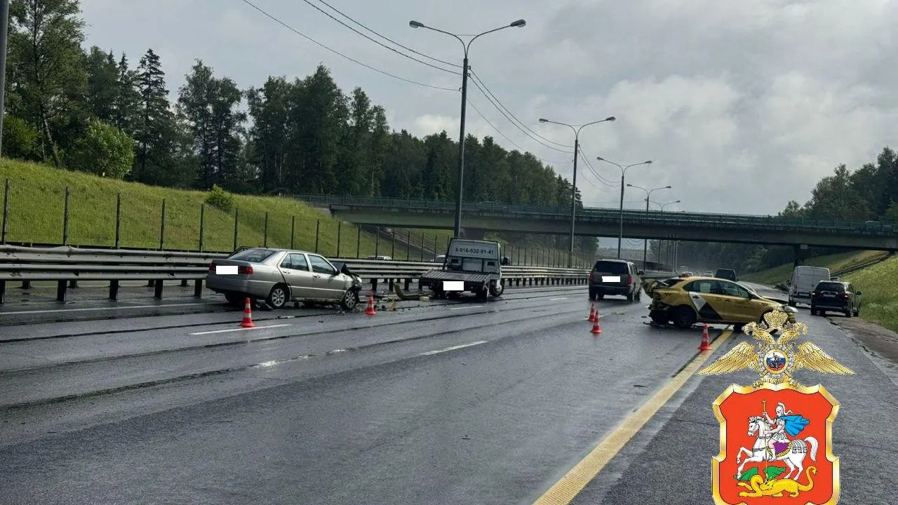 Водитель Chery влетел в стоявшую на обочине иномарку в Чехове