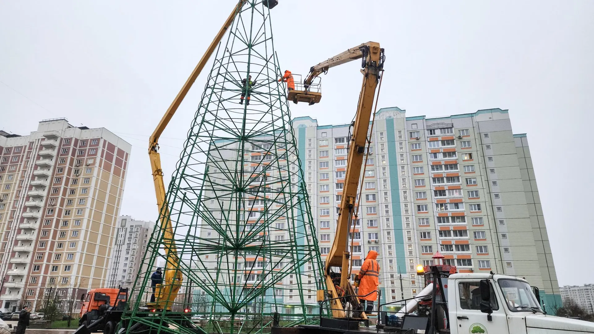 В Подольске установили одну из двух самых высоких новогодних елок