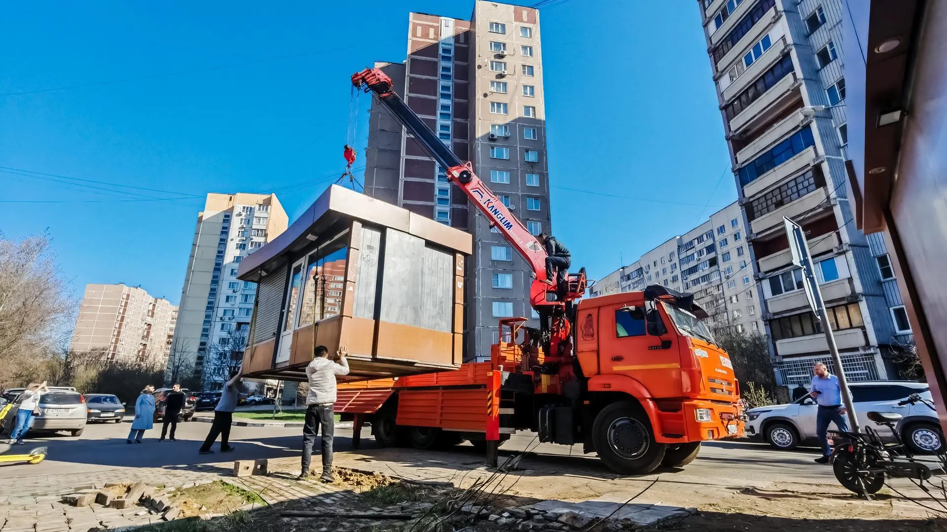 В Балашихе снесли незаконно установленную торговую палатку
