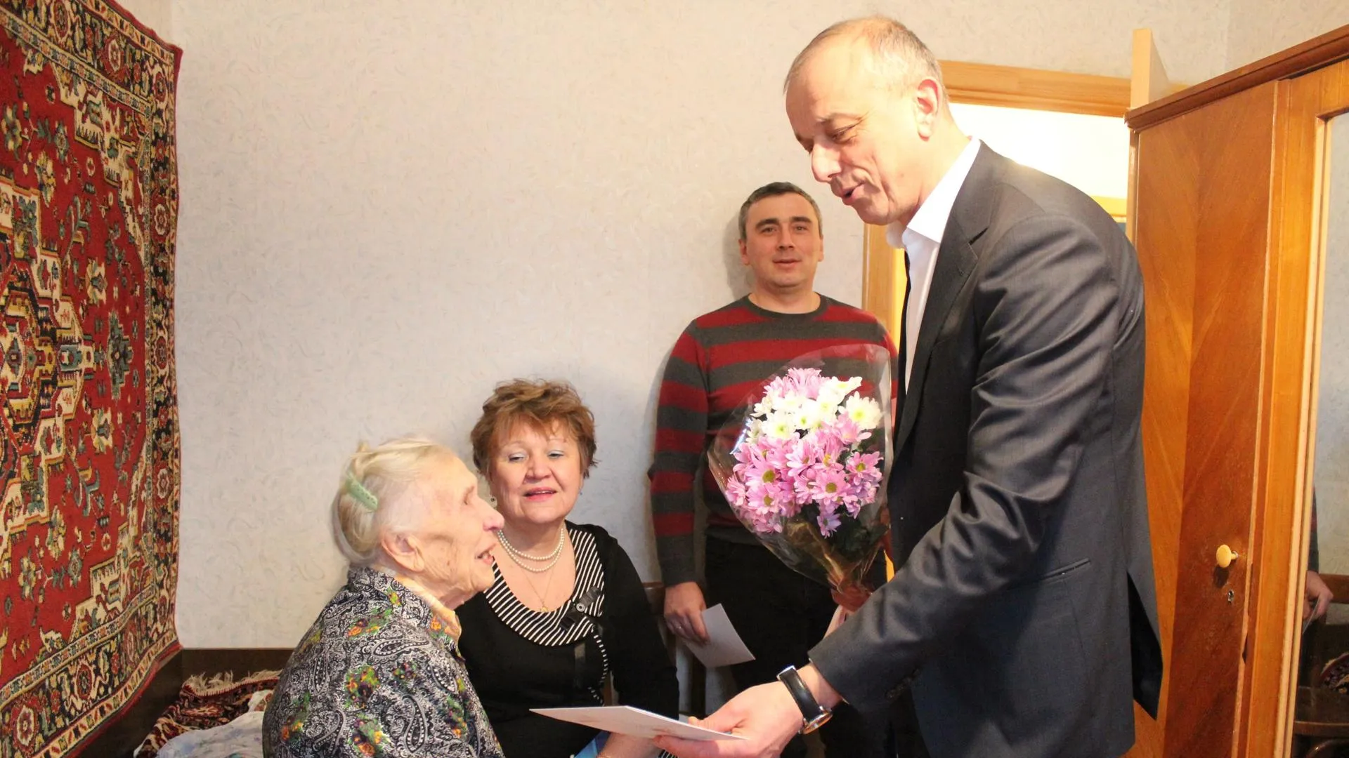 Труженицу тыла из Подольска поздравили с 95‑летием