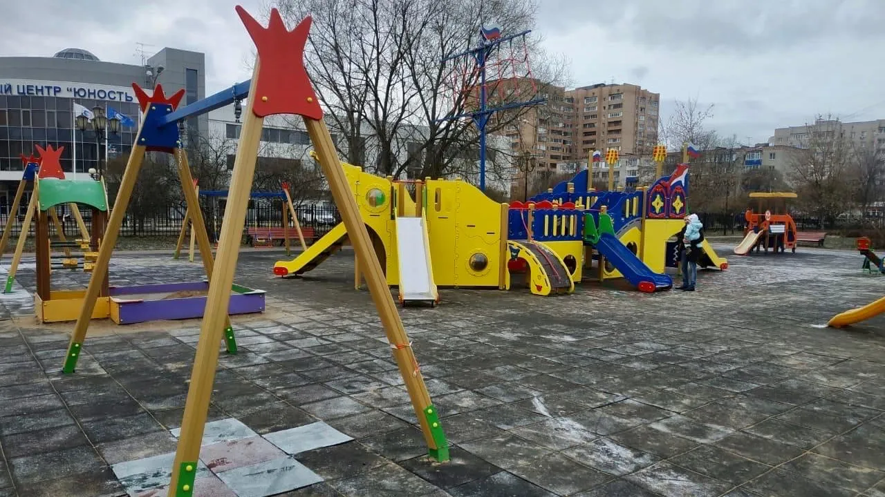 Табличка о запрете выгула собак появились на детской площадке в Королеве