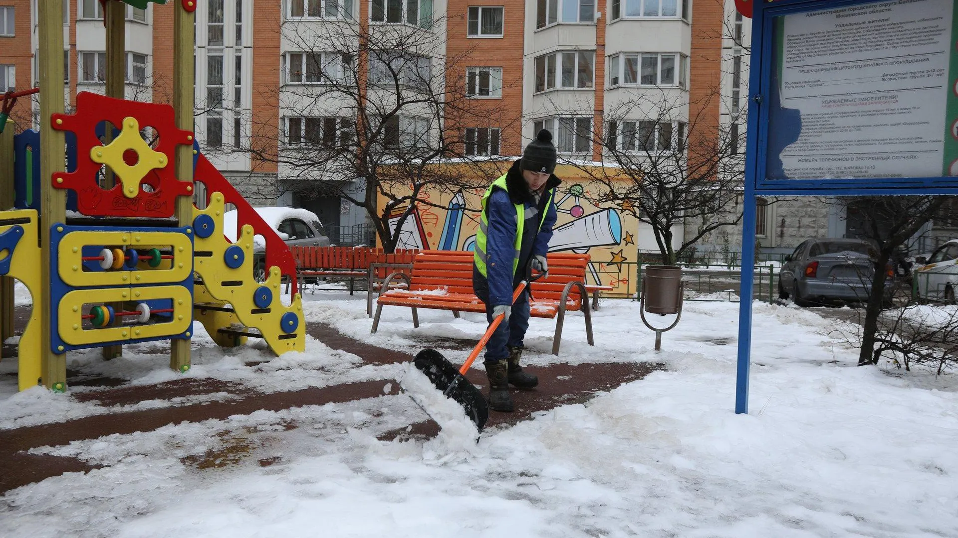 Коммунальщики Балашихи продолжают устранять последствия ледяного дождя