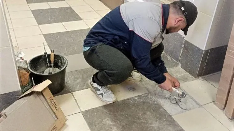 УК Подмосковья отработали 212 заявок на ремонт напольных покрытий в подъездах