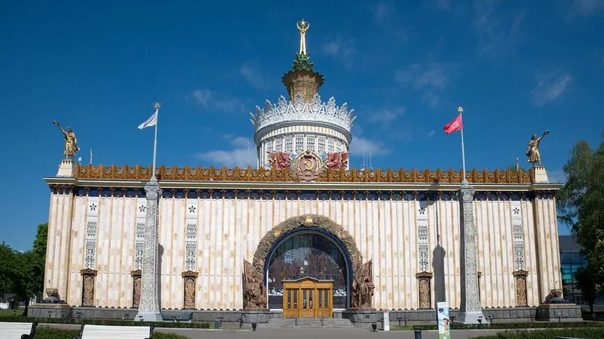 Все затянуло черным дымом: павильон № 58 вспыхнул на ВДНХ