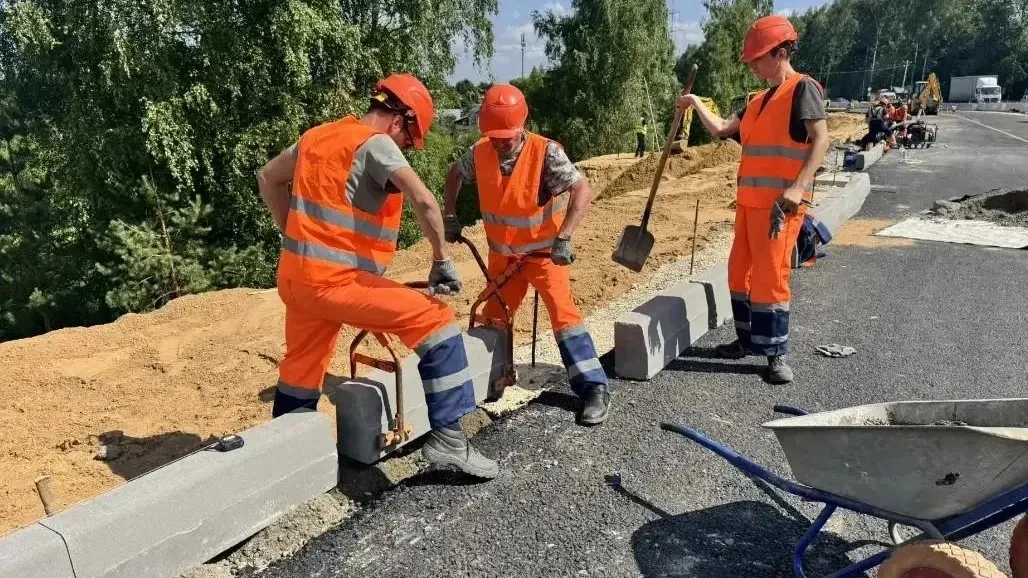 В Мытищах уложили асфальт на Осташковском шоссе