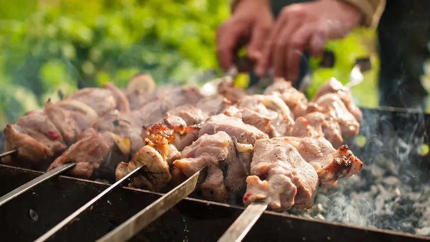 Летние отравления: как не загреметь в больницу после шашлыков и уличной еды