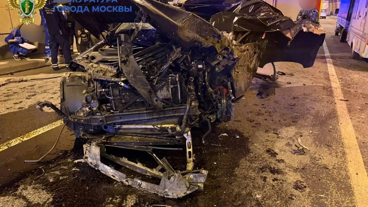 В московском тоннеле Mercedes влетел в КамАЗ, двое погибли, один пострадавший