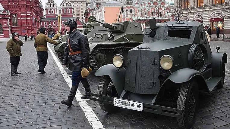 Коллекционер из Подольска представил военную технику на выставке на Красной площади