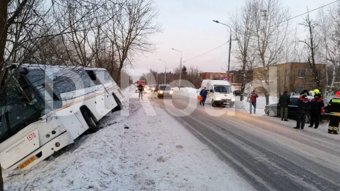 Пассажирский автобус съехал в кювет в новой Москве