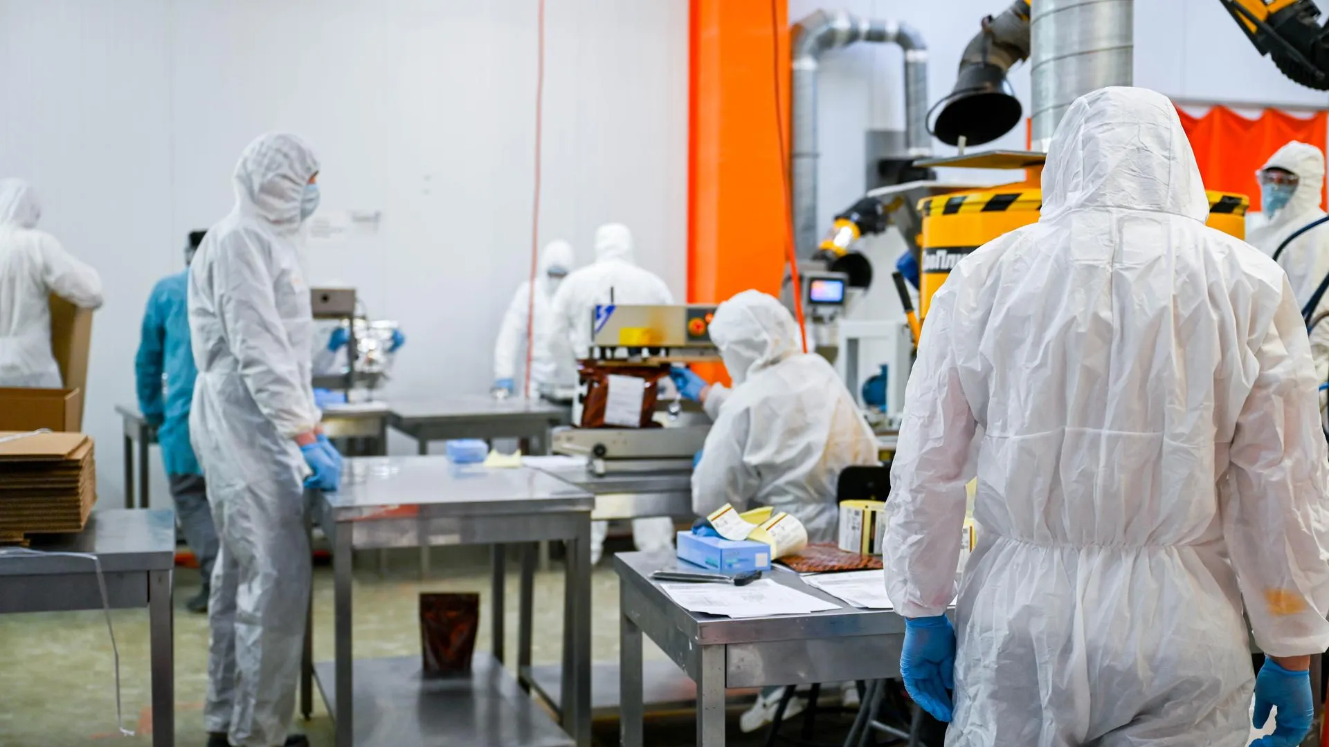 Глава Ленинского округа посетил пищевое предприятие в Подмосковье