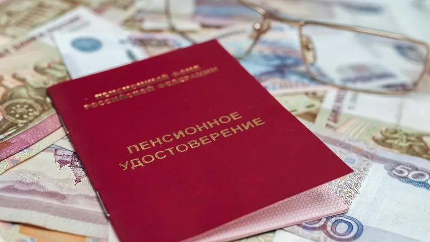 Эксперт рассказал, как получить пенсионные баллы по уходу за детьми
