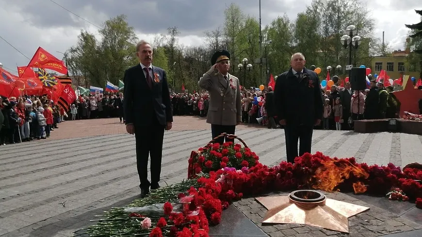 Глава Люберец возложил цветы к Вечному огню в День Победы