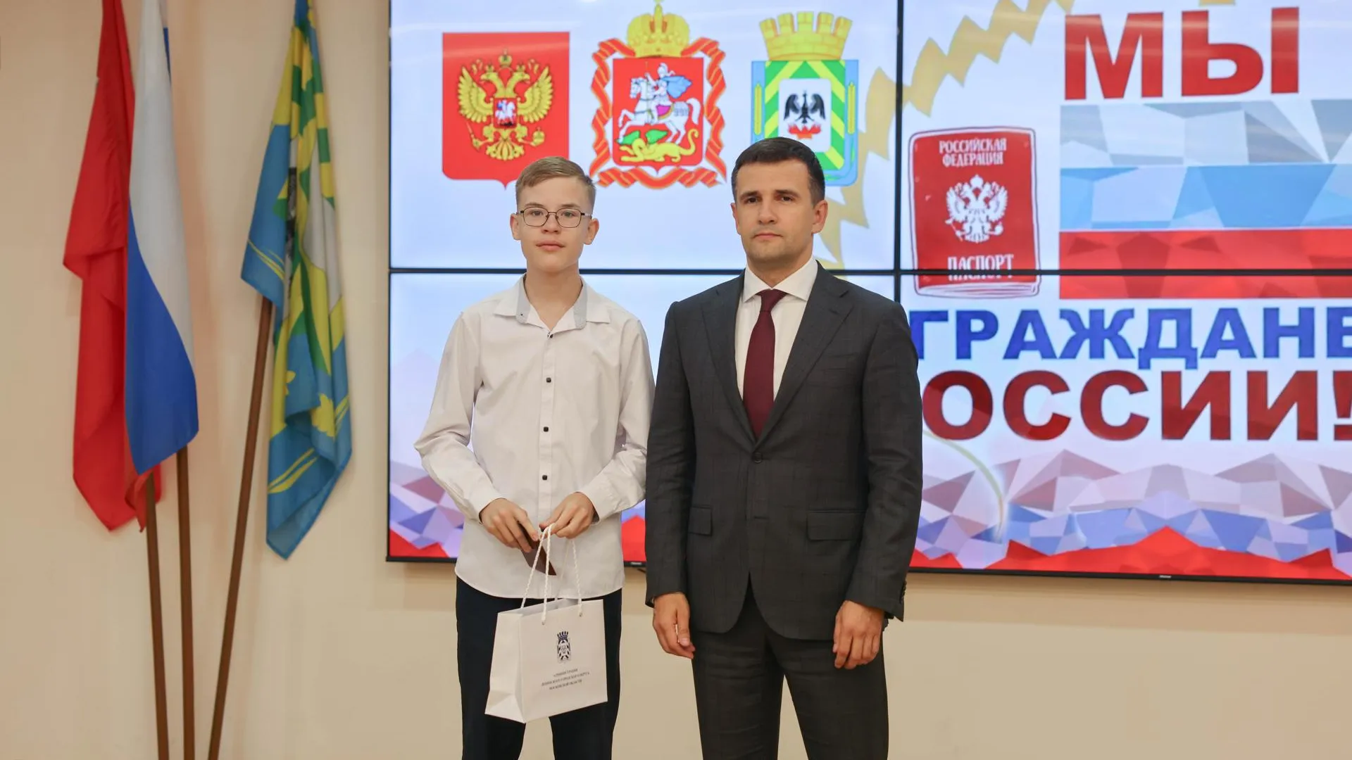 Глава Ленинского округа вручил первые паспорта девяти подросткам