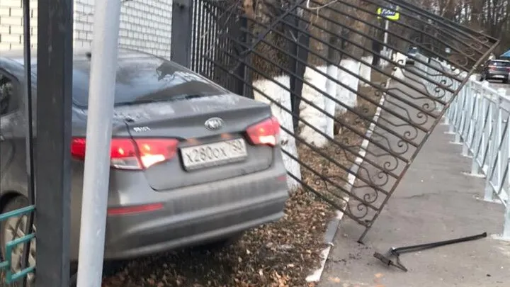 В поселке Дубровицы Подольска иномарка врезалась в забор детсада и снесла его
