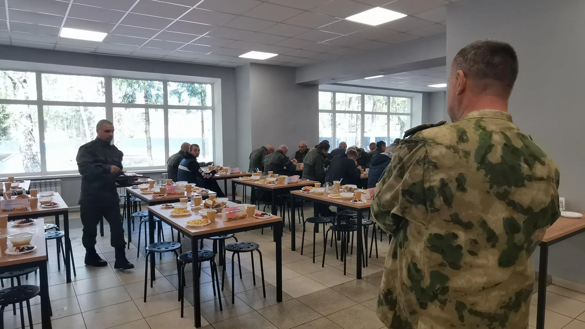 Будущим контрактникам в пункте отбора бойцов в Балашихе предлагают разнообразное питание
