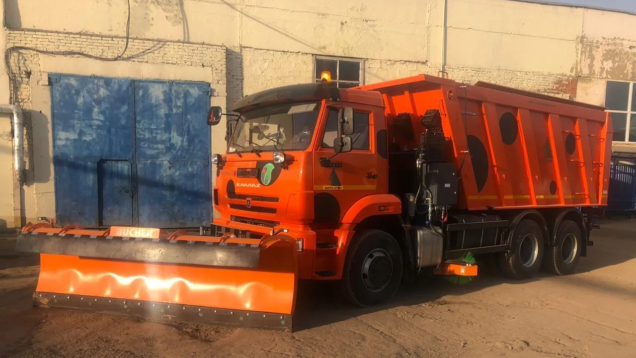 Новая уборочная машина поступила в автопарк Подольского комбината благоустройства