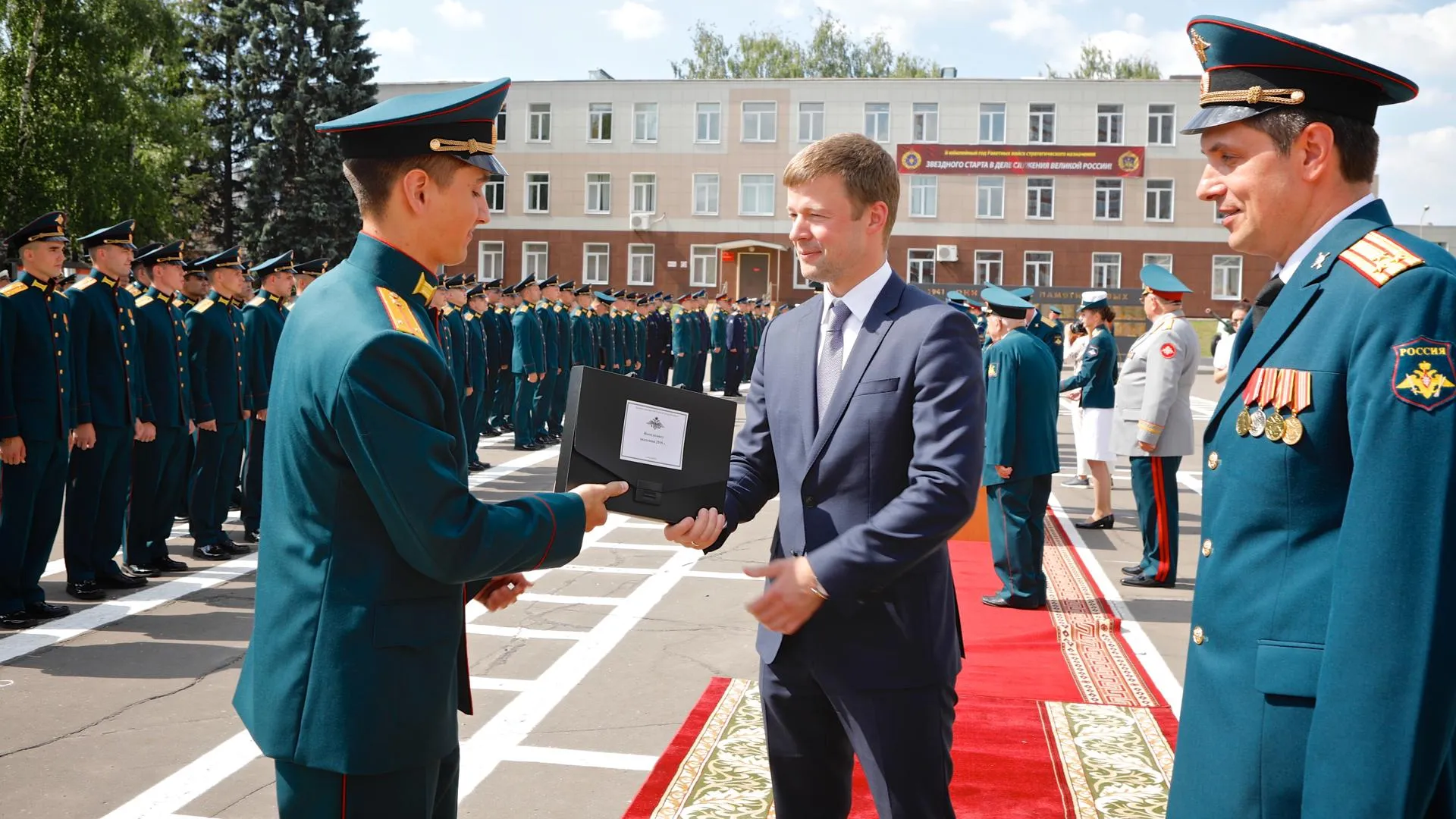 Юров поздравил более 200 выпускников с окончанием Военной академии РВСН в Балашихе