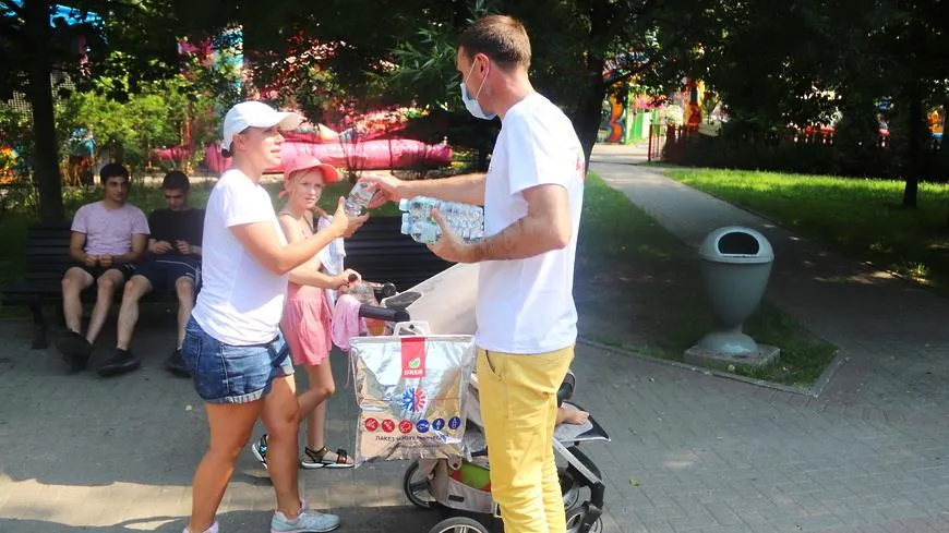 Волонтеры раздали 150 бутылок воды посетителям парка Мытищ