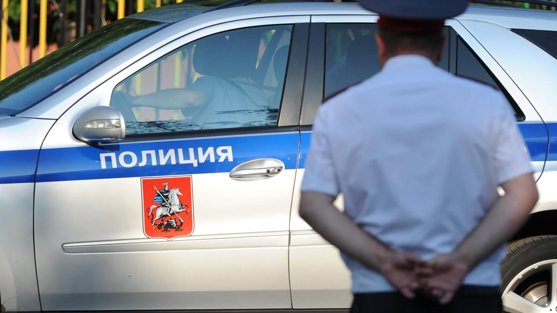 В Химках мужчина бросил телевизор в Вечный огонь