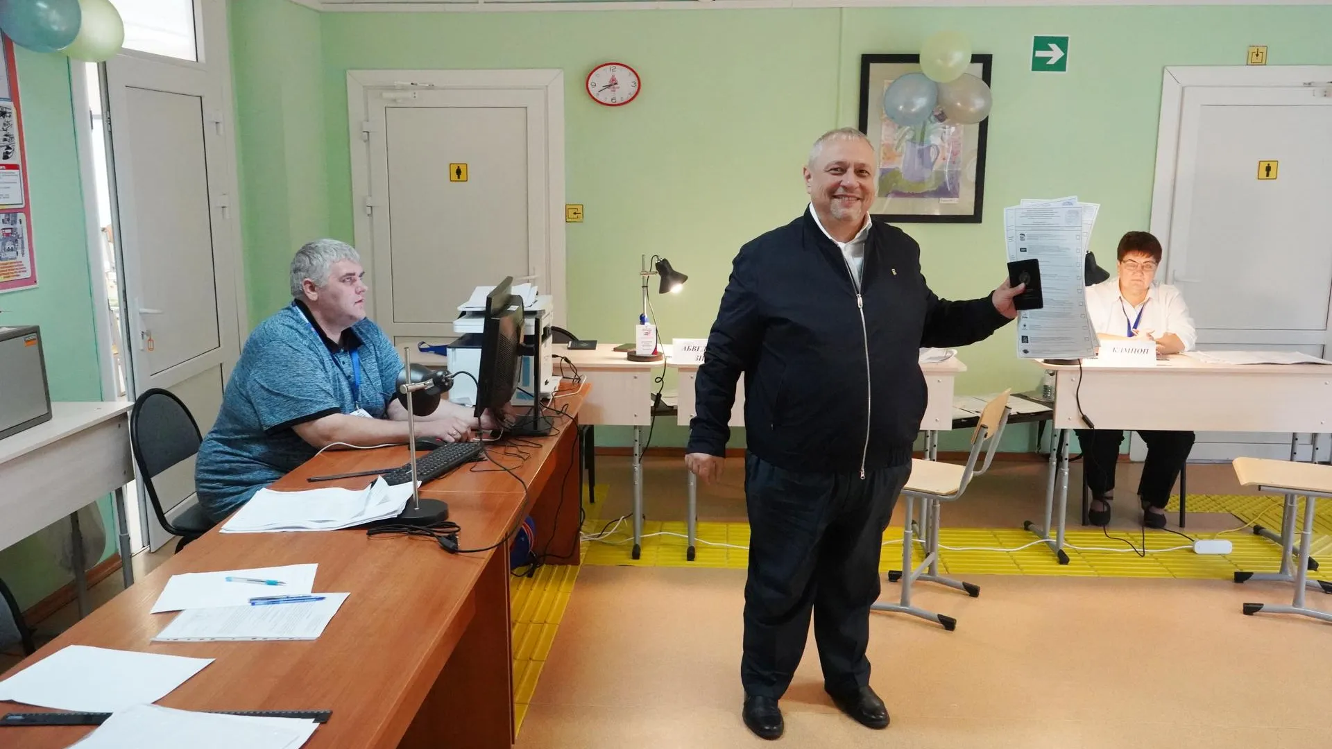 Глава Рузского округа проголосовал на избирательном участке в селе Никольское