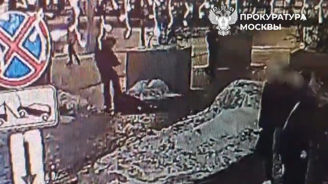 Лежит на земле: шокирующие кадры убийства парня у станции метро «Сокол»