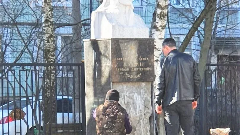 Депутаты помогли в облицовке постамента памятника Дугину в Люберцах