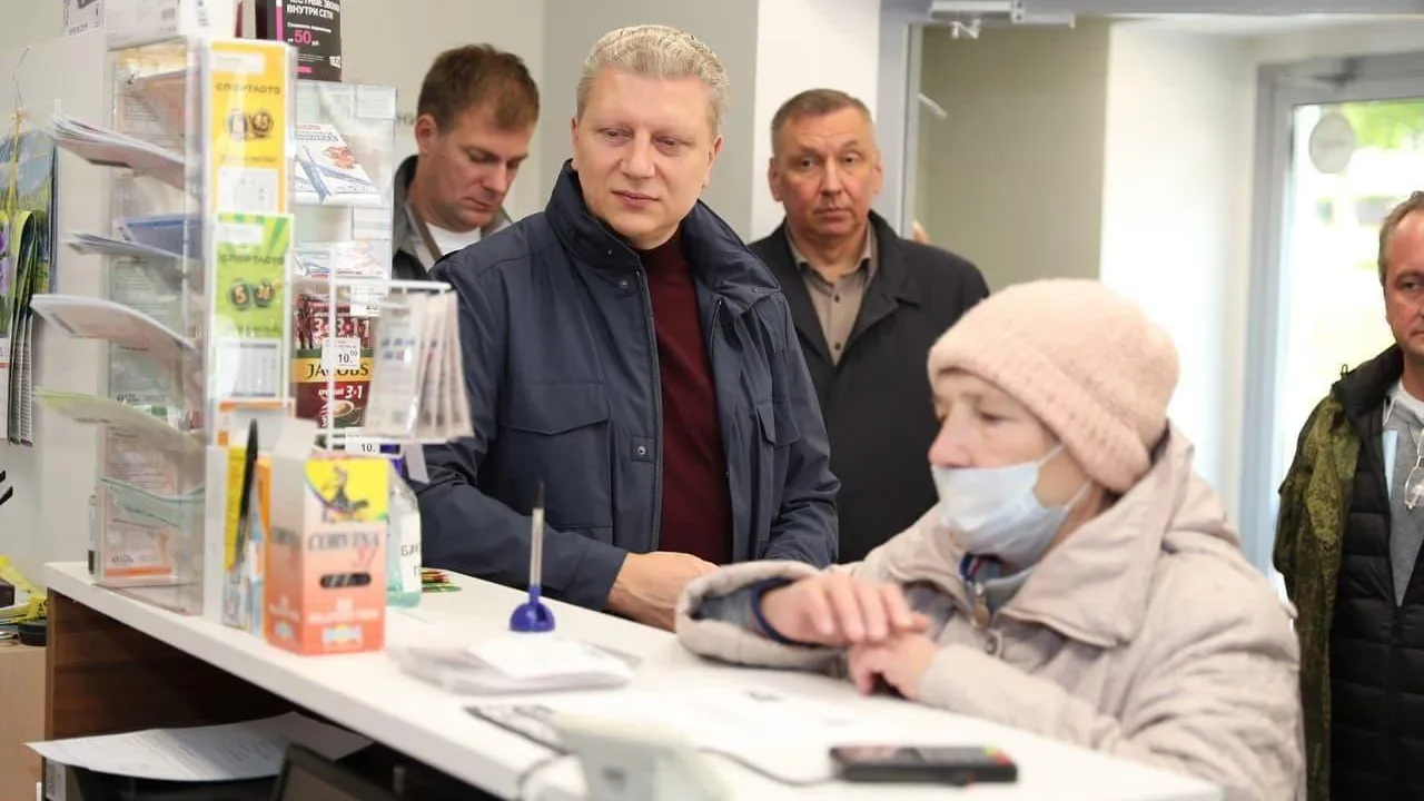 Глава Одинцовского округа проверил качество ремонта почтового отделения в селе Ершово