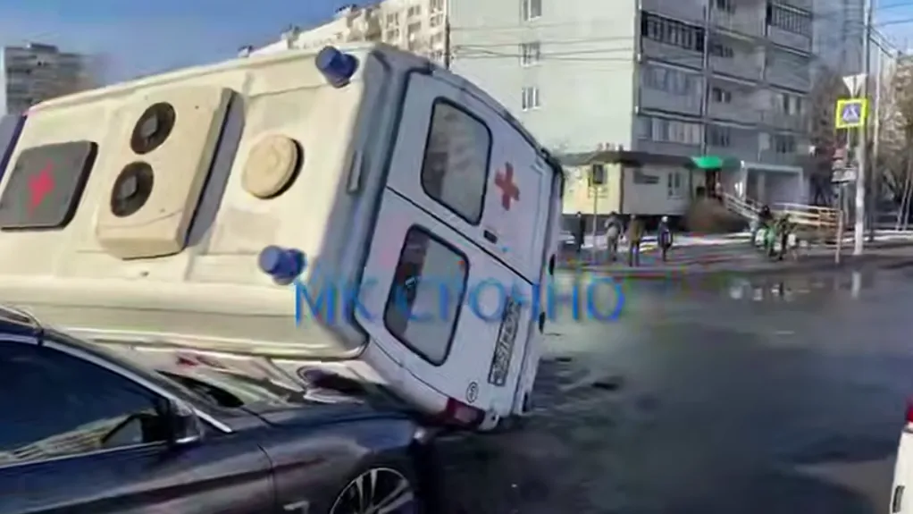 В Москве карета «скорой» упала на BMW в массовой аварии