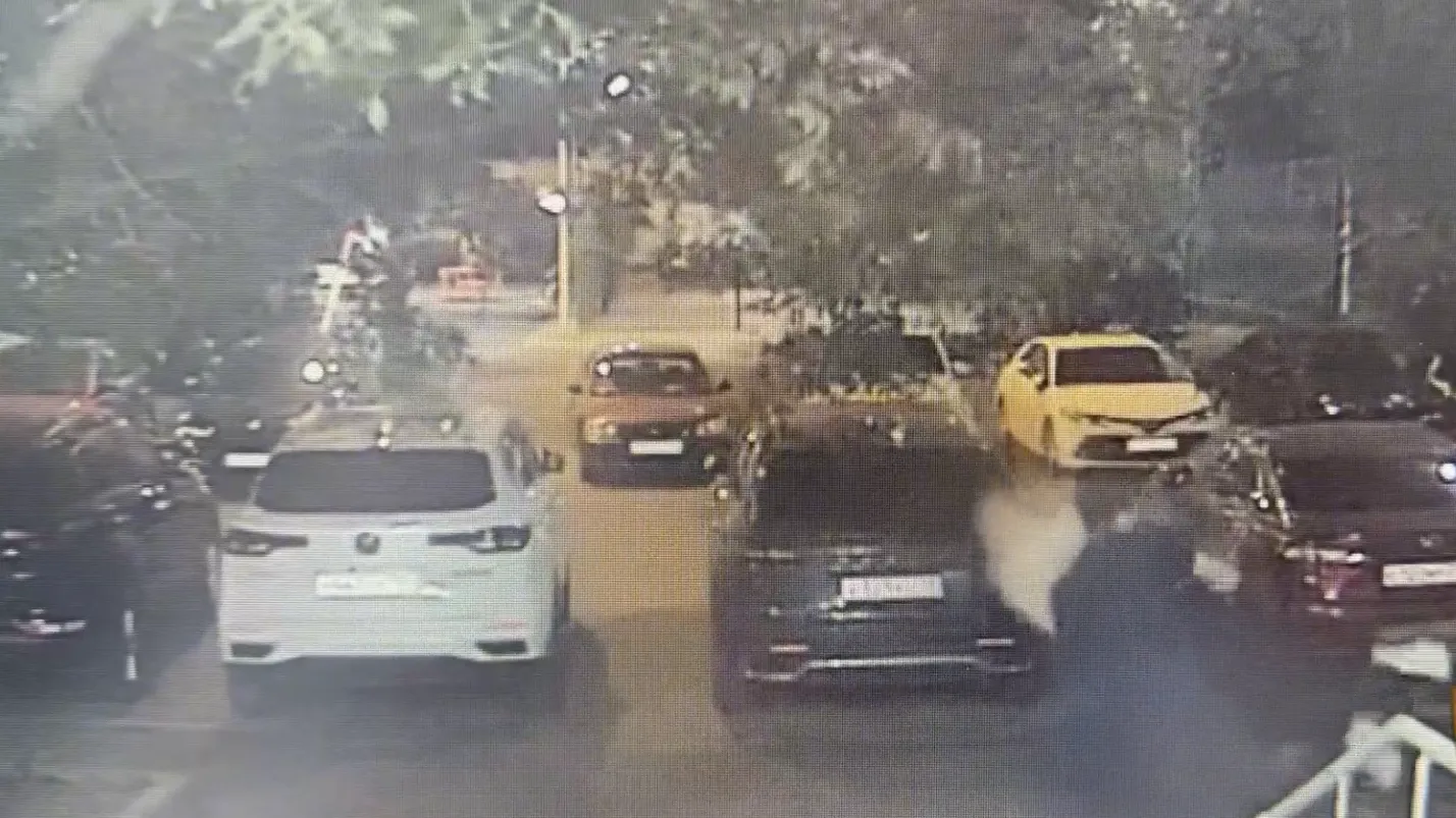 Схватил как куклу: парень угрожал убить свою девушку во дворе дома в Москве