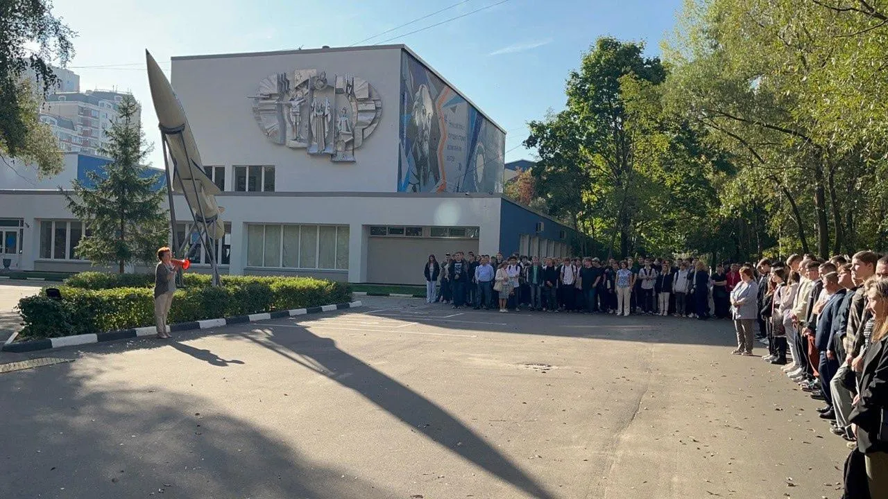 Учебная неделя в подмосковном колледже «Энергия» началась с торжественной линейки