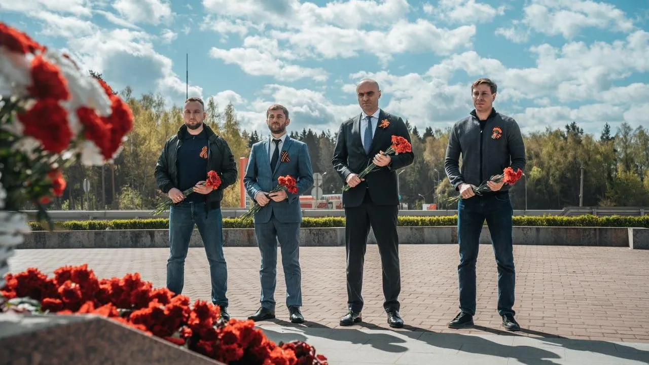 Руководство «Мосавтодора» возложило цветы к мемориалу в Одинцовском округе