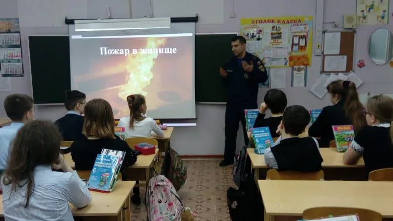 Спасатели рассказали школьникам городского округа Клин о средствах тушения пожаров