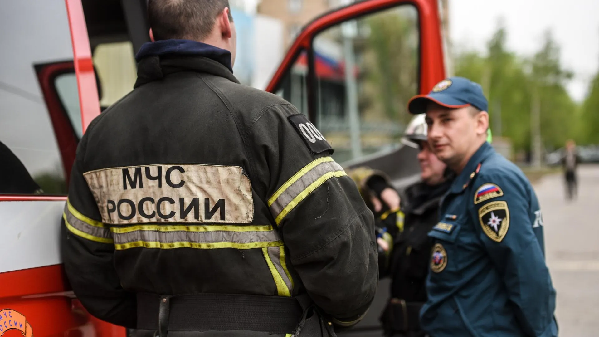Пожарные потушили загоревшийся мусор возле столичного парка Победы