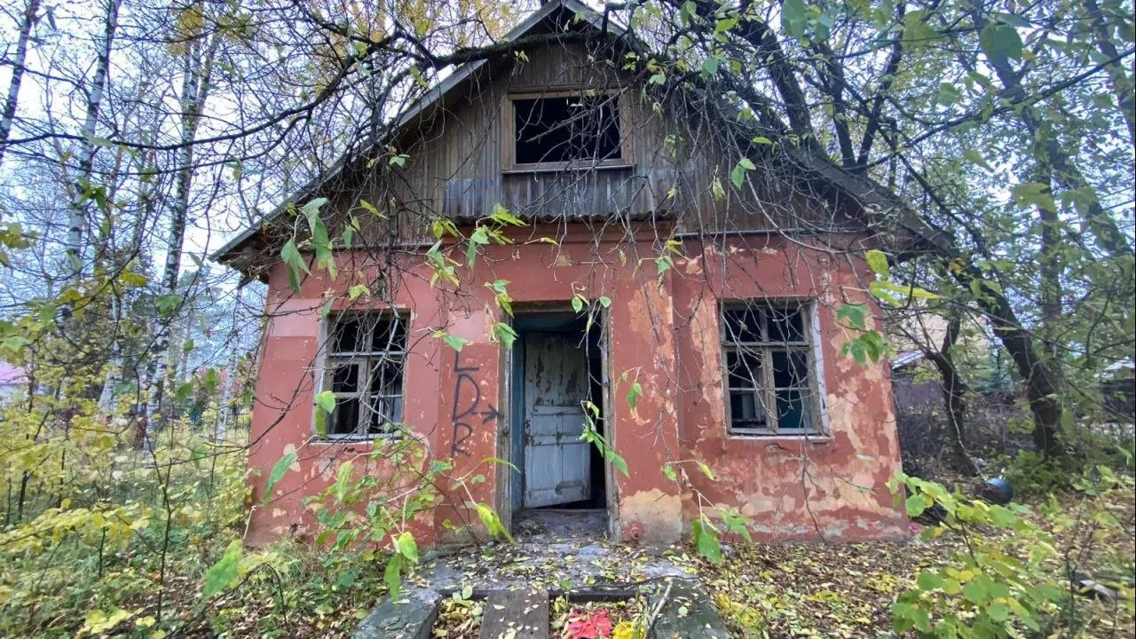 В Клину снесли полуразрушенное здание бывшей аптеки