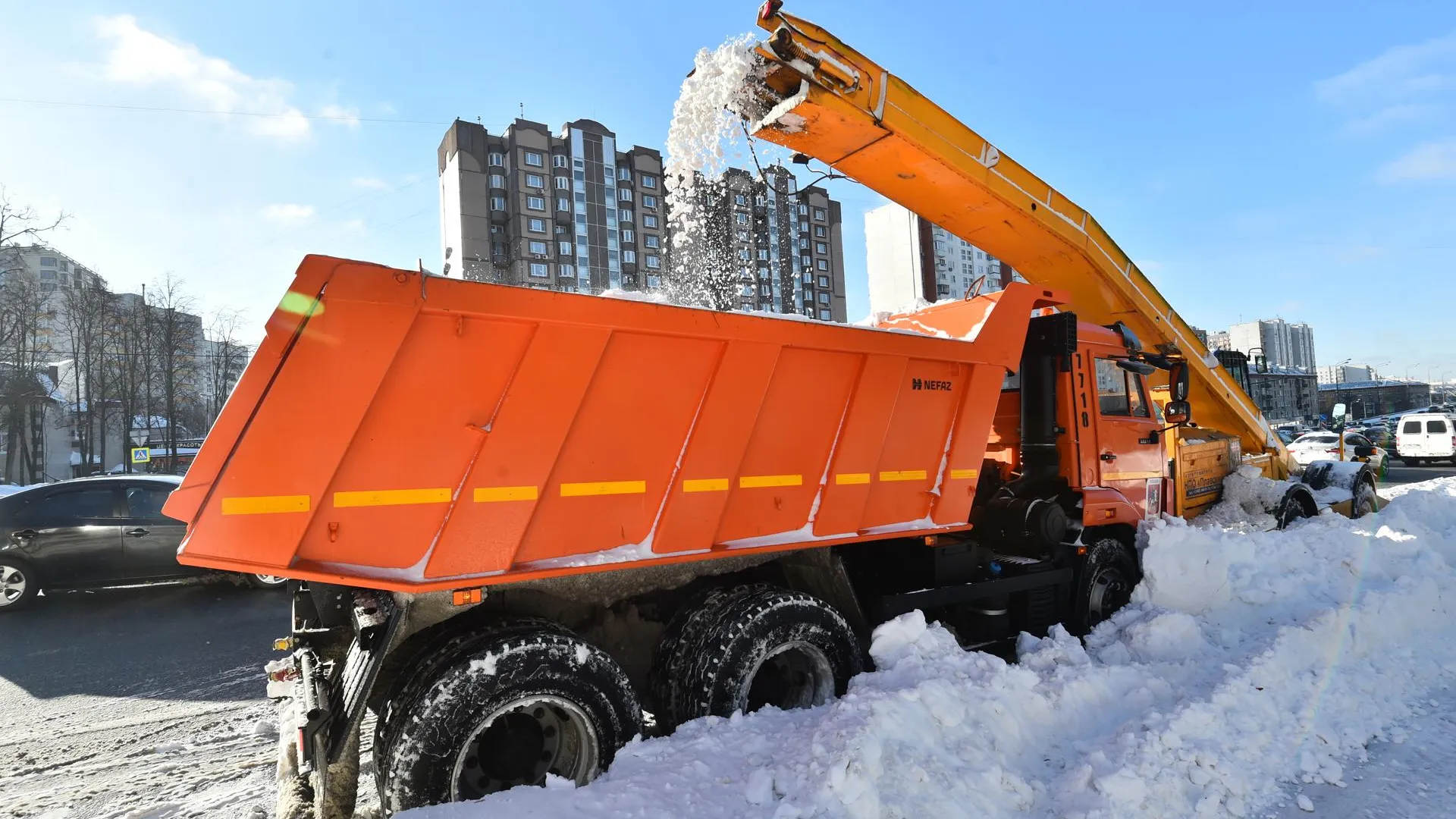 Более 2 тыс кубометров снега вывезли с улиц Королева за три дня