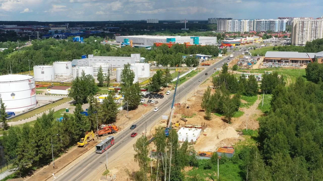 Устройство полотна началось на левой стороне моста через реку Мещериху в Лобне