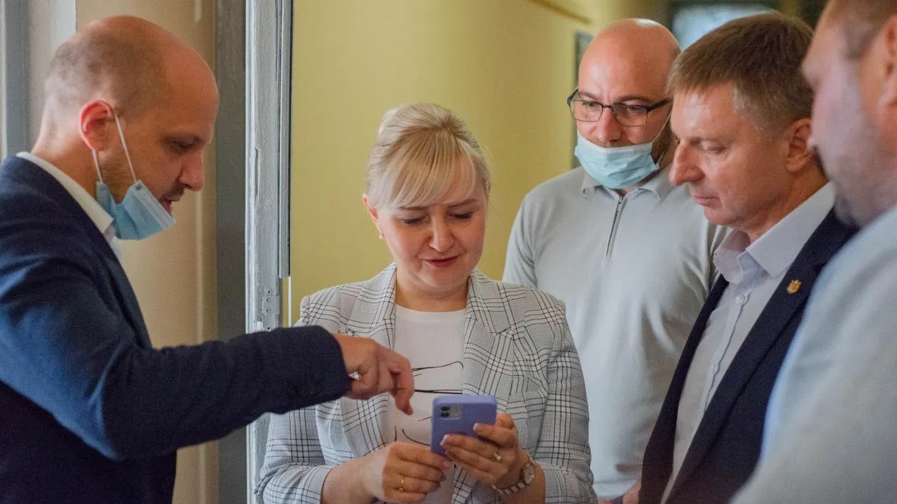 Дмитрий Абаренов и Владимир Жук проверили ход капремонта в подъезде в Ленинском округе