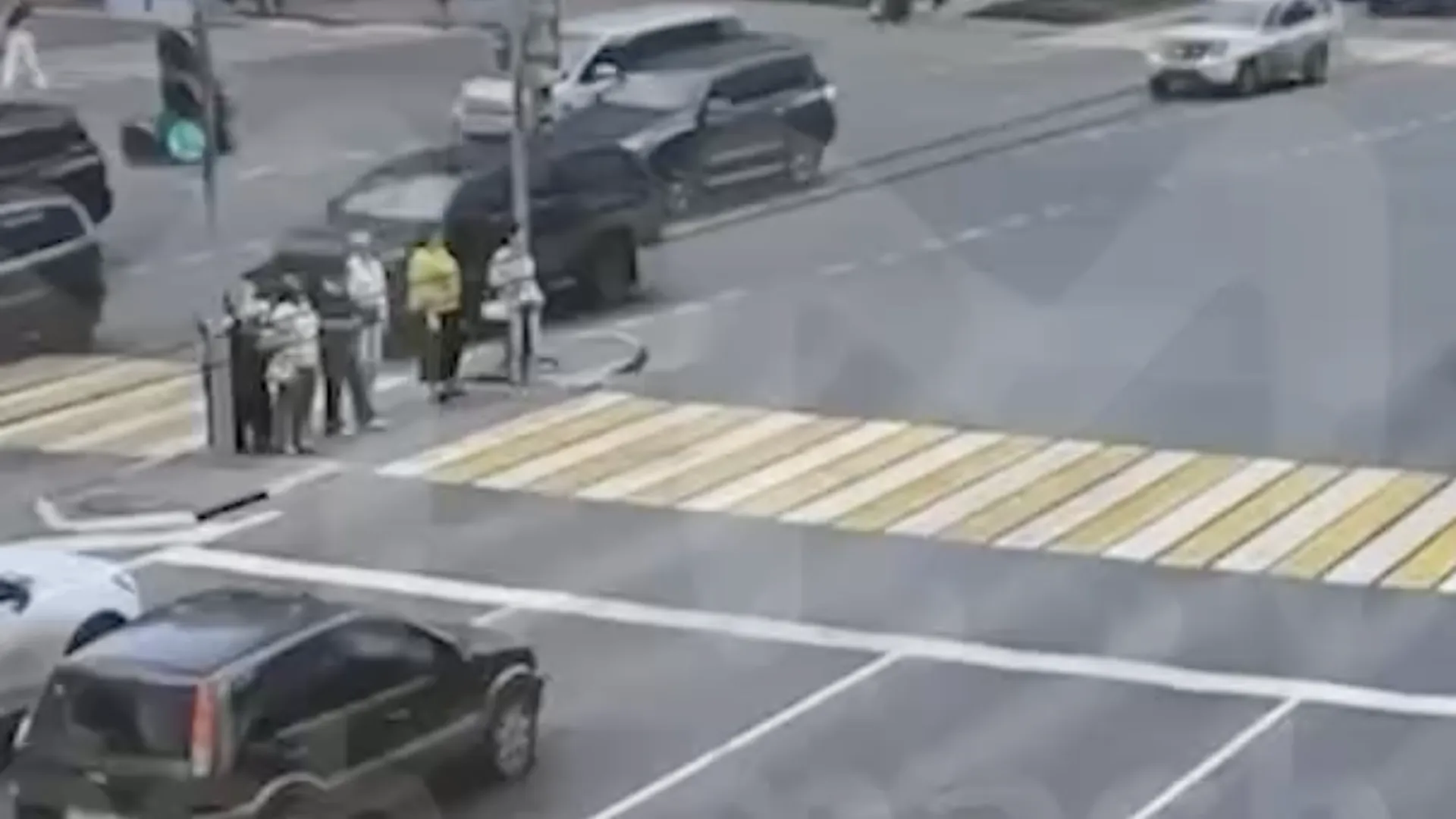 Видео жуткого ДТП в Омске: Lada Granta сбила 7 человек на пешеходном переходе