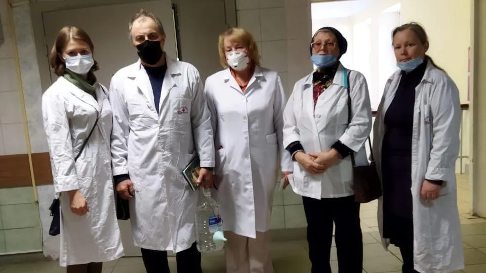 Волонтеры Подольска принесли святой воды больным ожогового и гнойного отделений больницы